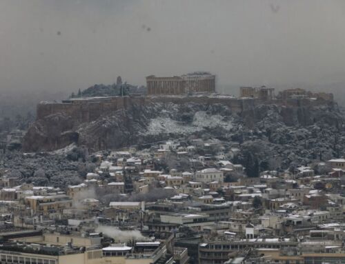 Η Ακρόπολη στα λευκά! Εντυπωσιακές εικόνες με χιόνια στον Παρθενώνα