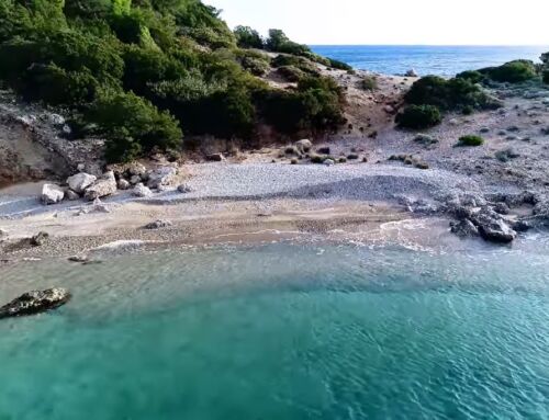 Παραλία Κουνούπι: Τιρκουάζ νερά δίπλα στα πιο ακριβά σπίτια της Ελλάδας