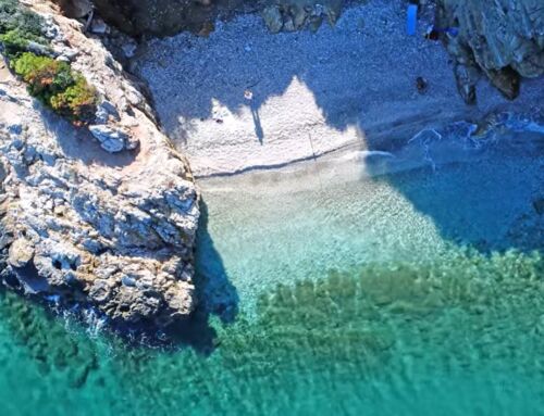 Τρία Λιμανάκια: Οι παραλίες που θυμίζουν «Ναυάγιο Ζακύνθου» δίπλα στην Αθήνα