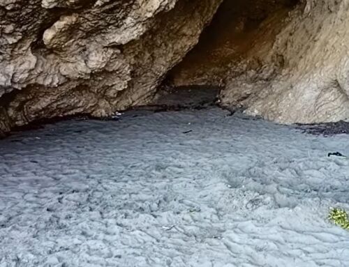 Καρακατσάνης: Παραλία σε σπηλιά που δεν πιάνει ποτέ ήλιος (Vid)